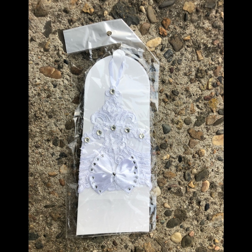 Short women’s bridal glove